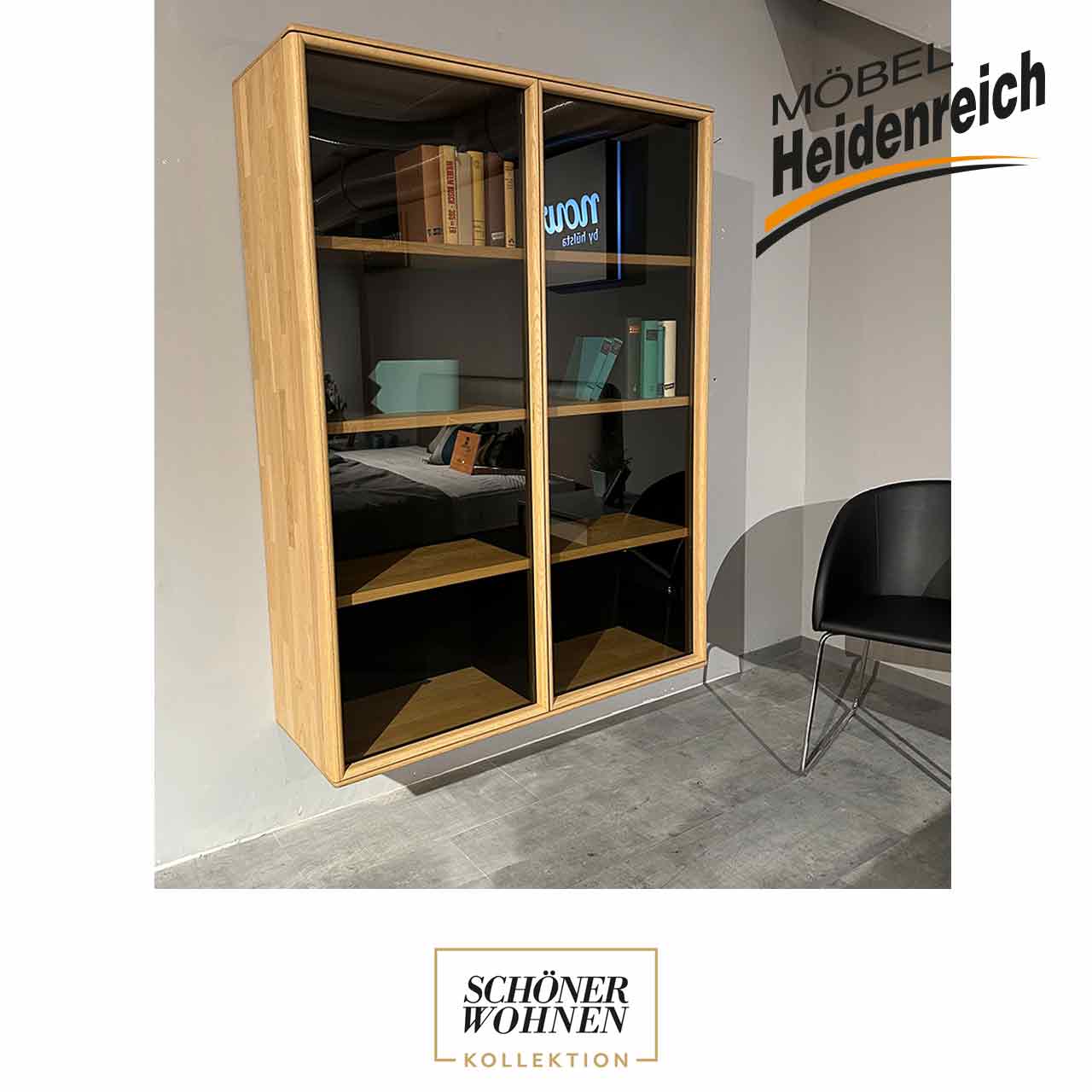 Hängevitrine aus hellem Holz mit zwei Glastüren und Mittelseite.