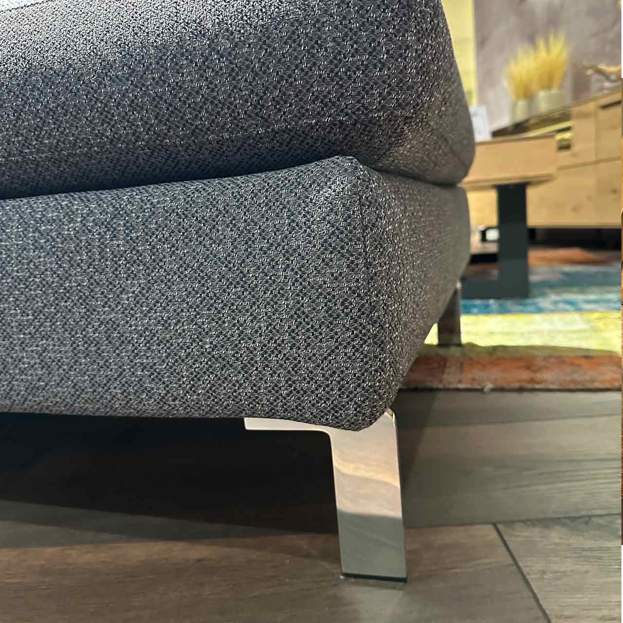 Detailaufnahme Fuß verchromt.