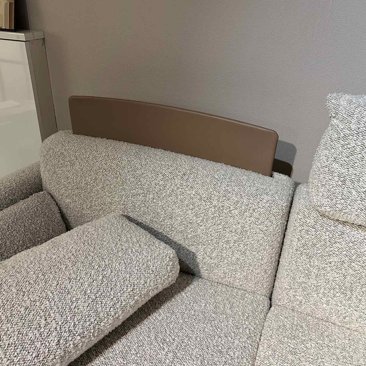 Das Bild zeigt den Aufsatz, der herausgefahren werden kann, um die Armkissen aufzusetzen.