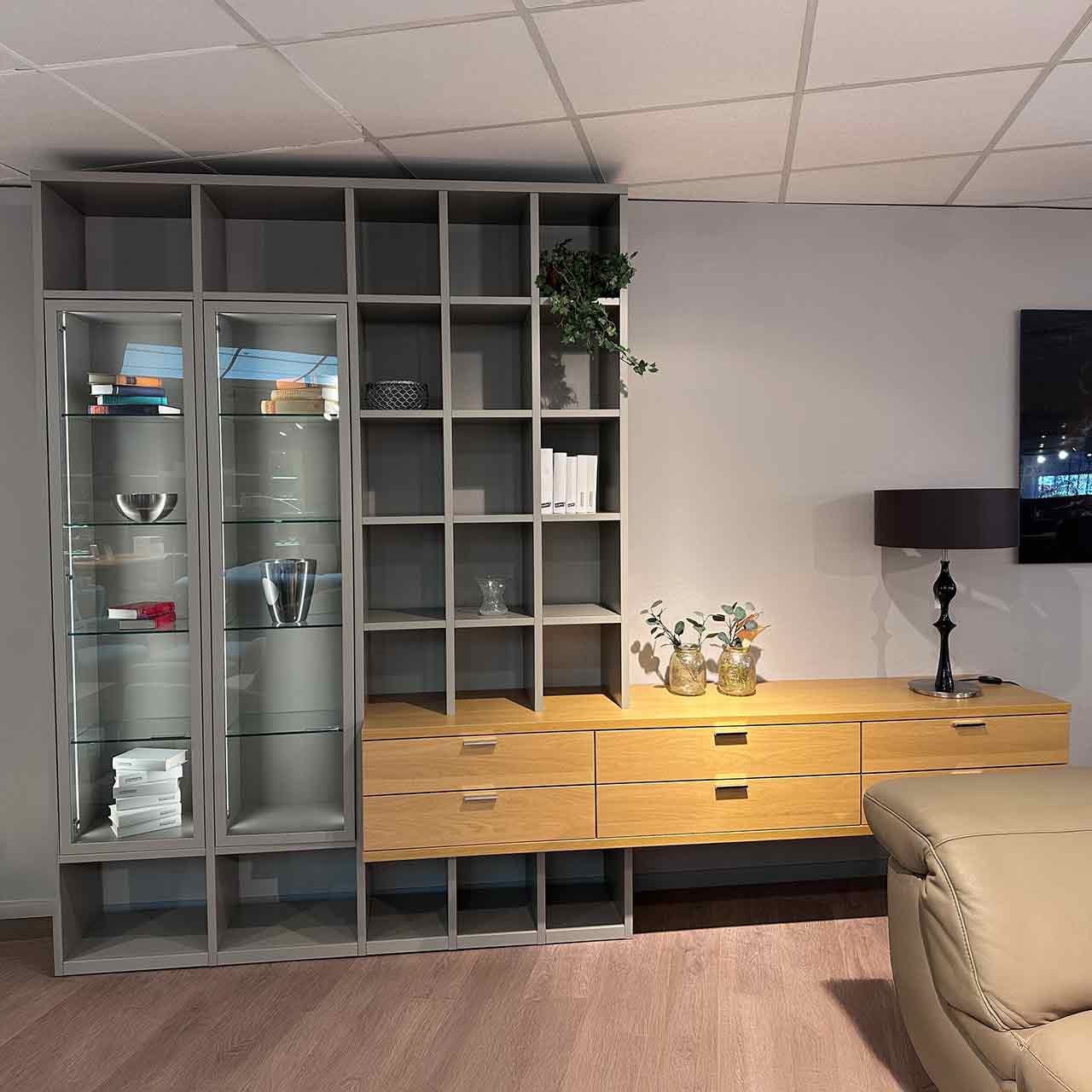 Regalwand aus grauem Lack mit zwei Glastüren und mit sechs integrierten Schubladen aus heller Eiche