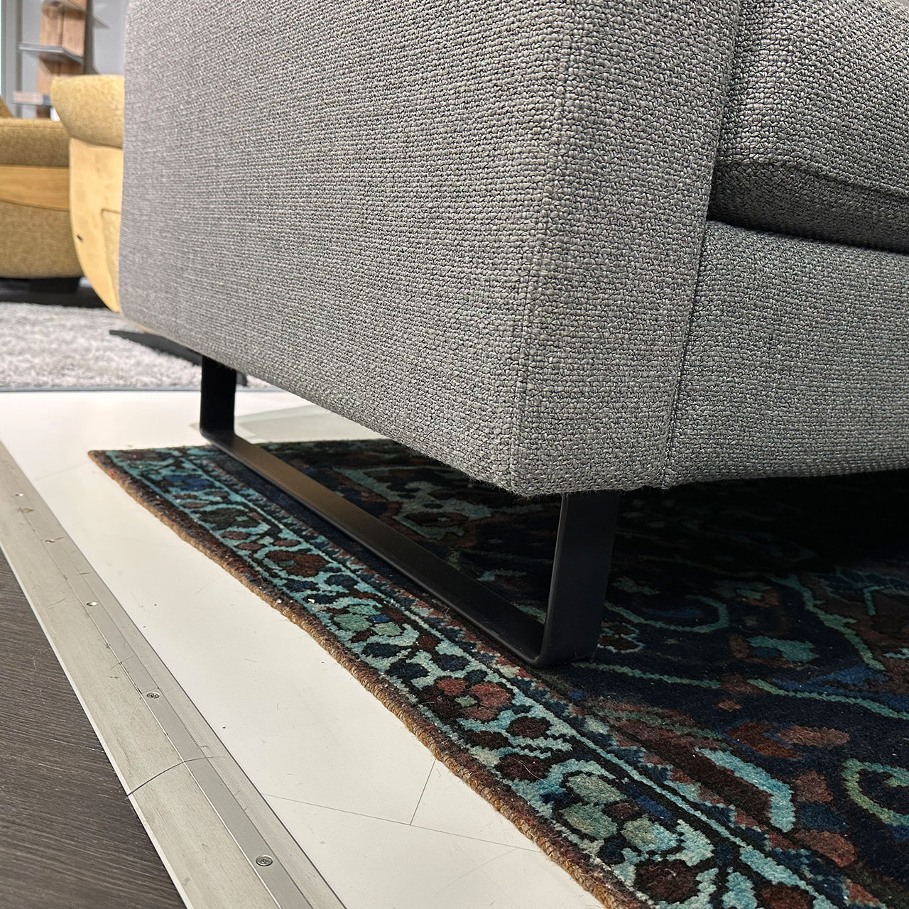 Detailaufnahme der schwarz gepulverten Kufe.