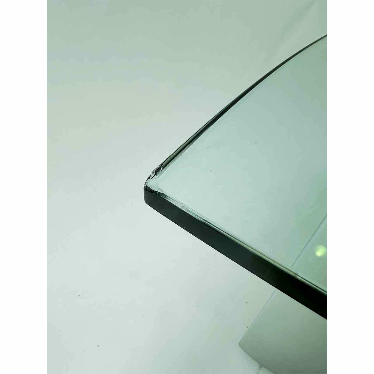 Angebrochene Ecke der Glas-Tischplatte.