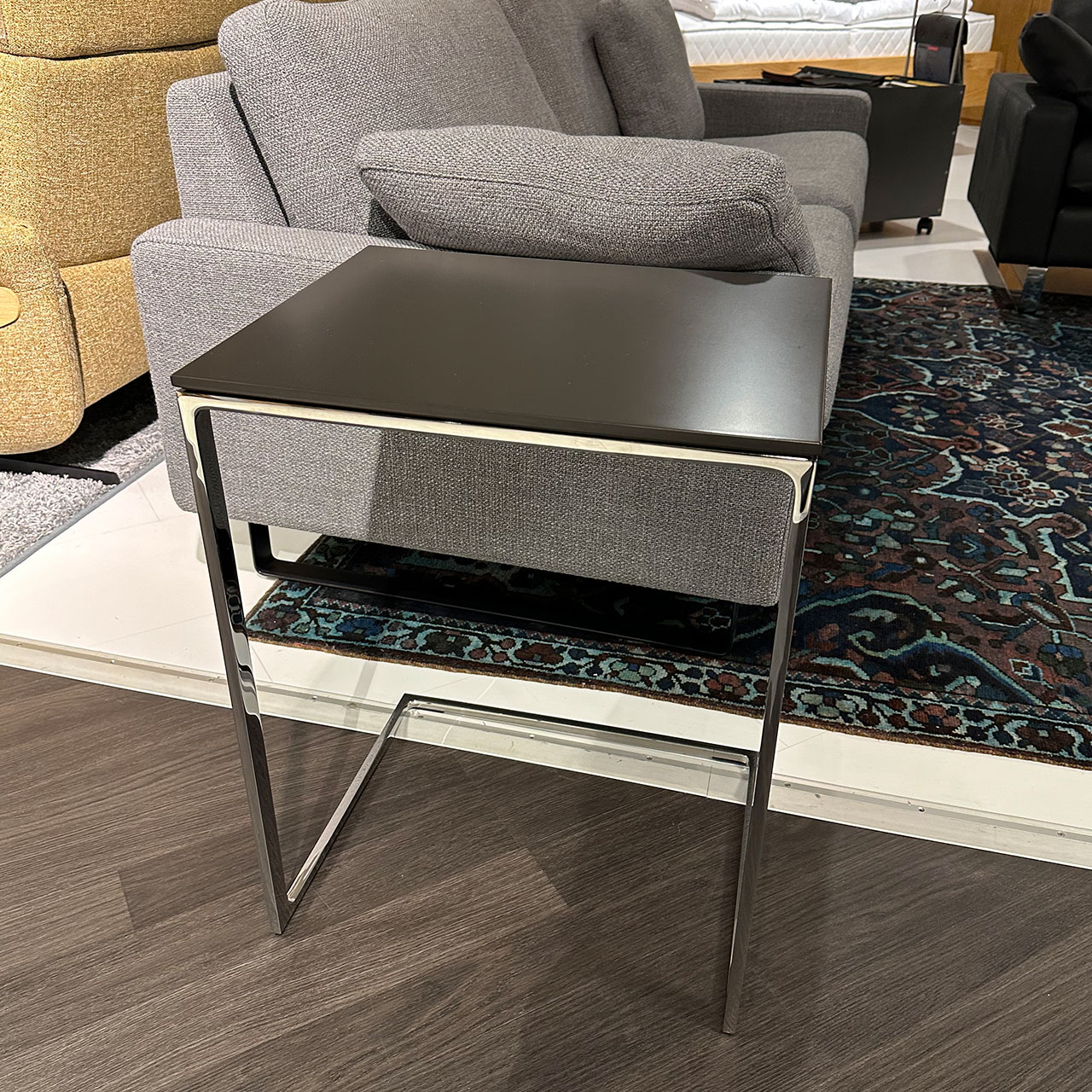 Gleicher Tisch ans Sofa geschoben als Ablage für Getränke und Snacks.