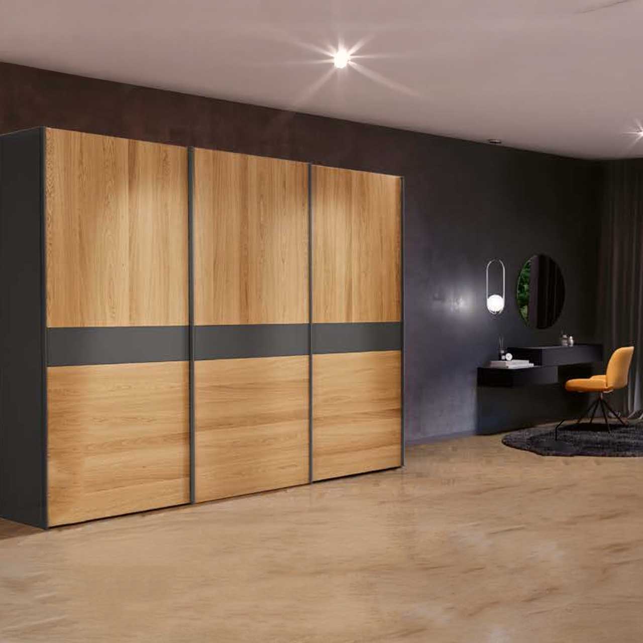 Bild aus Hülsta-Broschüre - Schiebetürenschrank 3-teilig, Türen helles holz mit einem grauen Streifen in der Mitte
