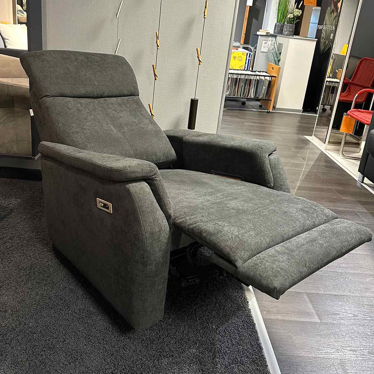 Der Sessel ist in Liegeposition gefahren. An der Seite ist der einfach bedienbare Schalter zu sehen.