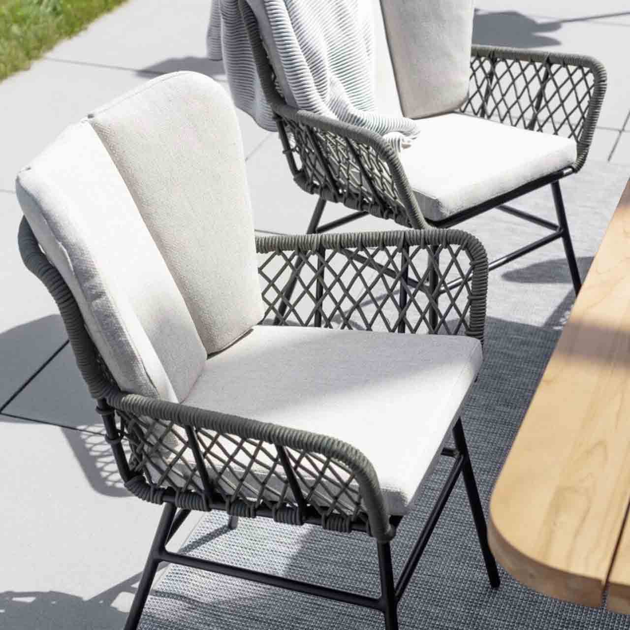 Schöner Wohnen - Gartenstuhl Benett Vogelperspektive Gartenstuhl Benett mit Sitz- und Rückenkissen am Esstisch