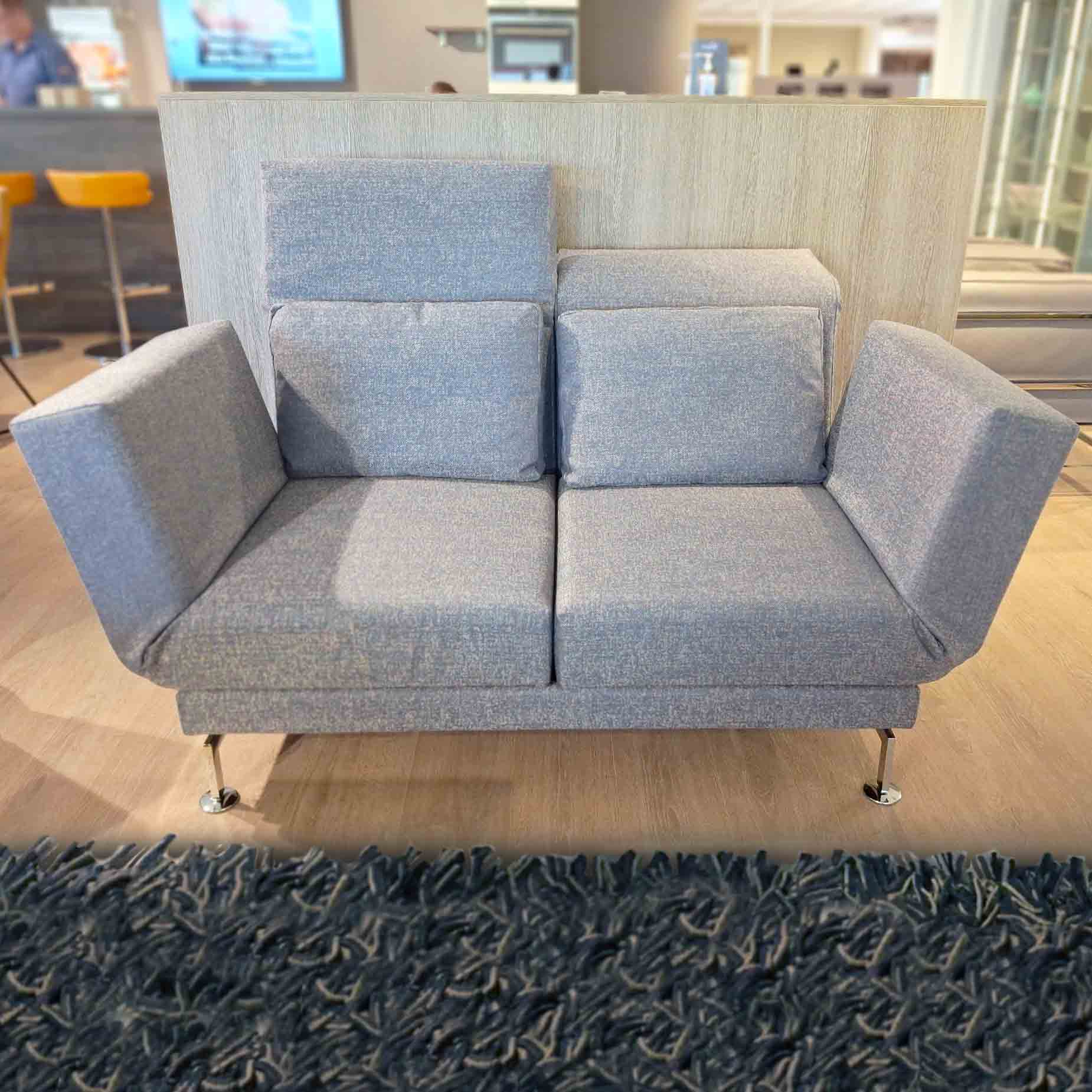 Sofa mit zwei Drehsitzen.