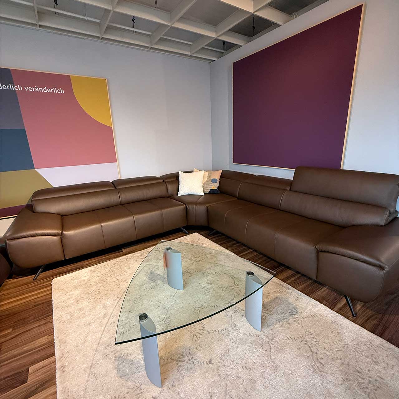 W. Schillig - Ecksofa Siviglia Braunes Ledersofa mit moderner Anmutung, das über Eck geht, mit breiten Seitenlehnen und aufstellbaren Kopfstützen.