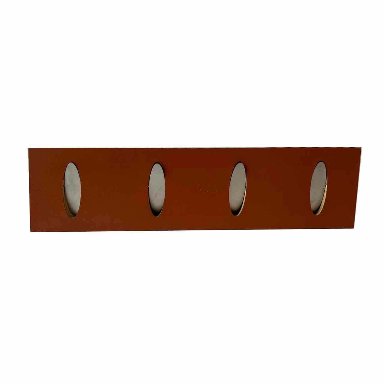 Schmale rote Hänge-Wandgarderobe mit vier albfarbigen Haken.