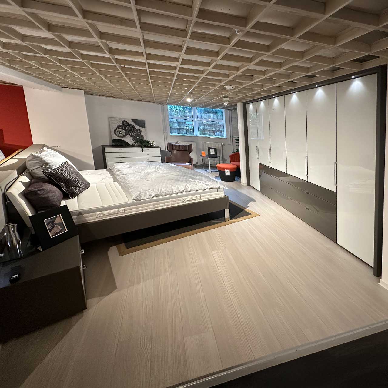 Alle Elemente sind hier zu sehen: Nachttisch, Bett, dahinter die Kommode und rechts der Kleiderschrank. Genaue Beschreibung erfolgt in den Detailbildern.