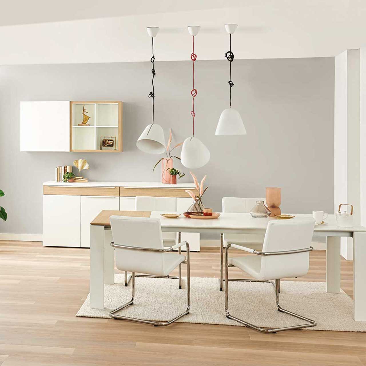 now! by hülsta - Stuhl s17 weiß Milieubild Milieubild: vier Freischwinger an einem dekorierten Esstisch im Wohnzimmer.