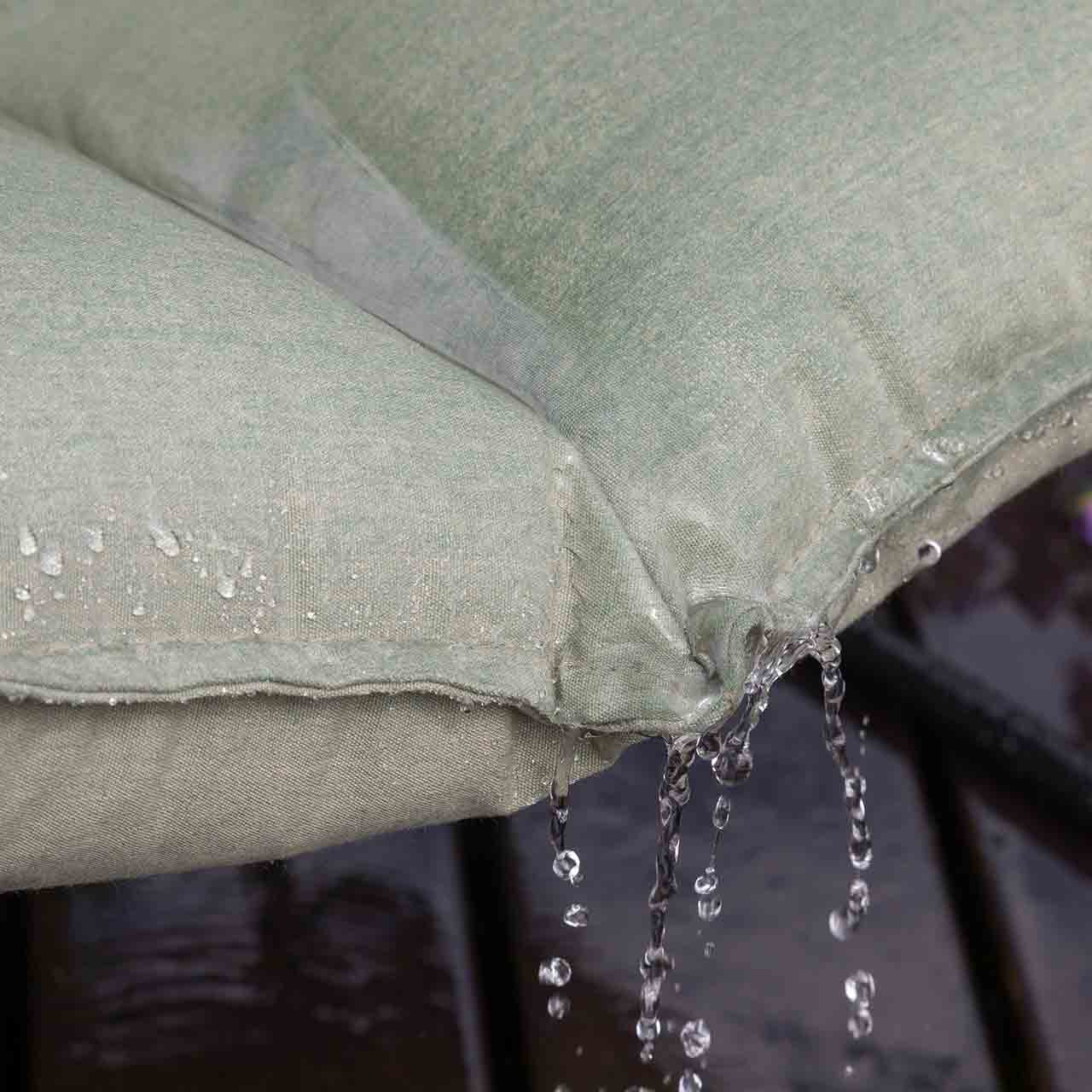 Sitzkissen in Sage (Mintgrün) vom Schaukelstuhl ALESKA. Detailaufnahme Sitzkissen in Sage (Mintgrün) vom Schaukelstuhl ALESKA unter einer Regendusche um zu zeigen das der Stoff Wetterbeständig ist.