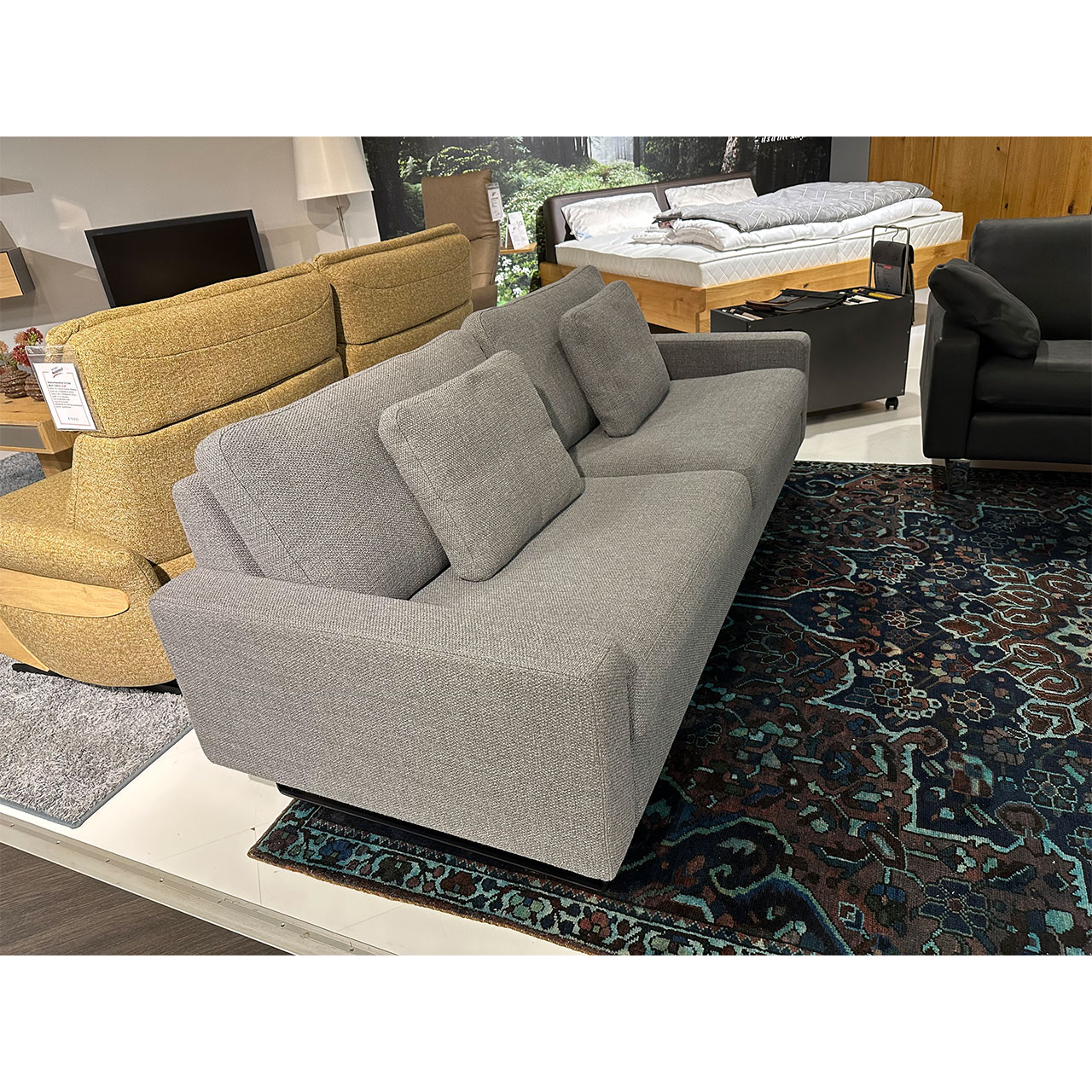 Perspektivische Sicht auf das Sofa zeigt klassisch niedrige Armlehne.