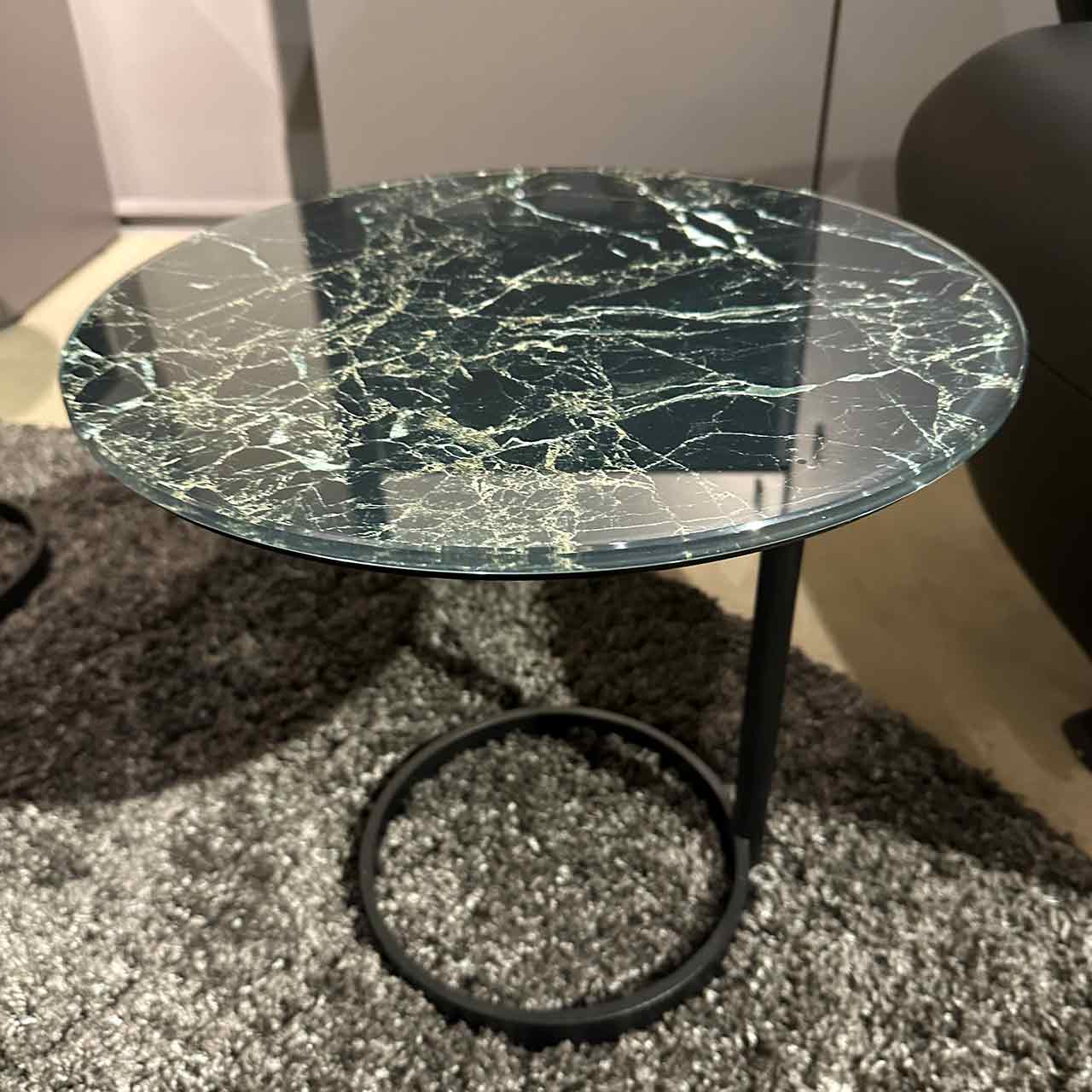 Beistelltisch mit marmorbedruckter Glasplatte auf rundem schwarzen Gestell