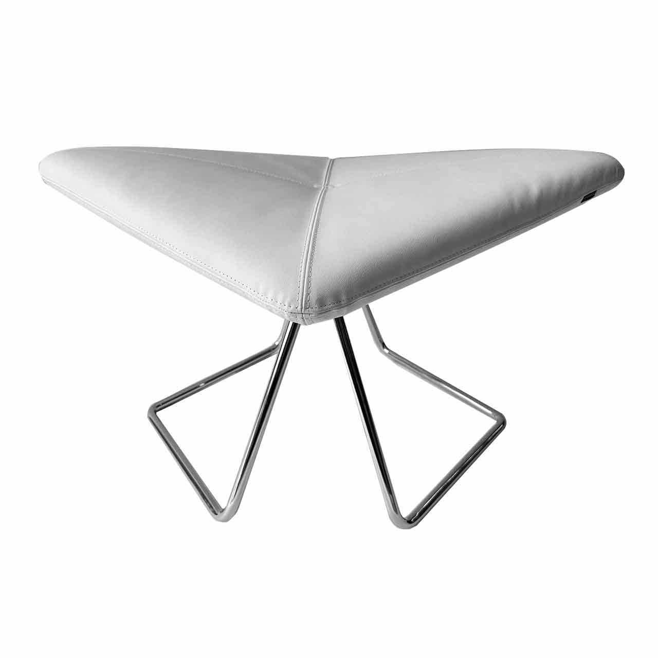 Weißer Hocker mit rautenförmiger Sitzfläche und glänzend verchromtem Gestell.