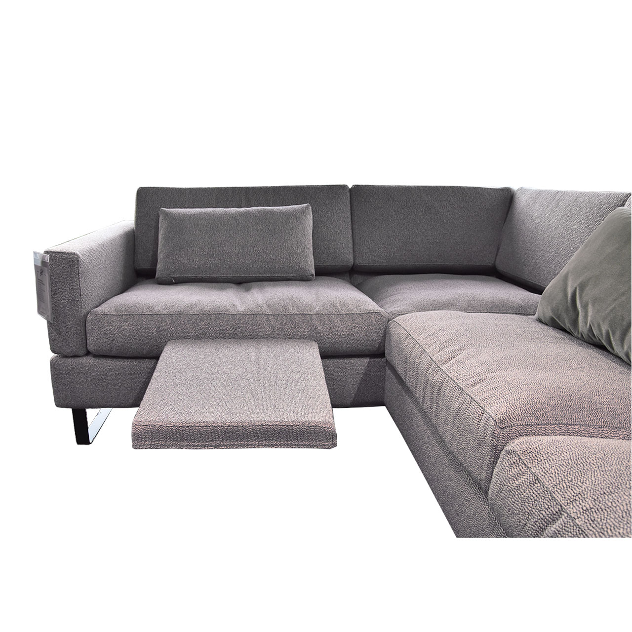 Eckgarnitur aus Anstellsofa und Ecksofa. Sitzplatz links mit aufgestellter Füßstütze.