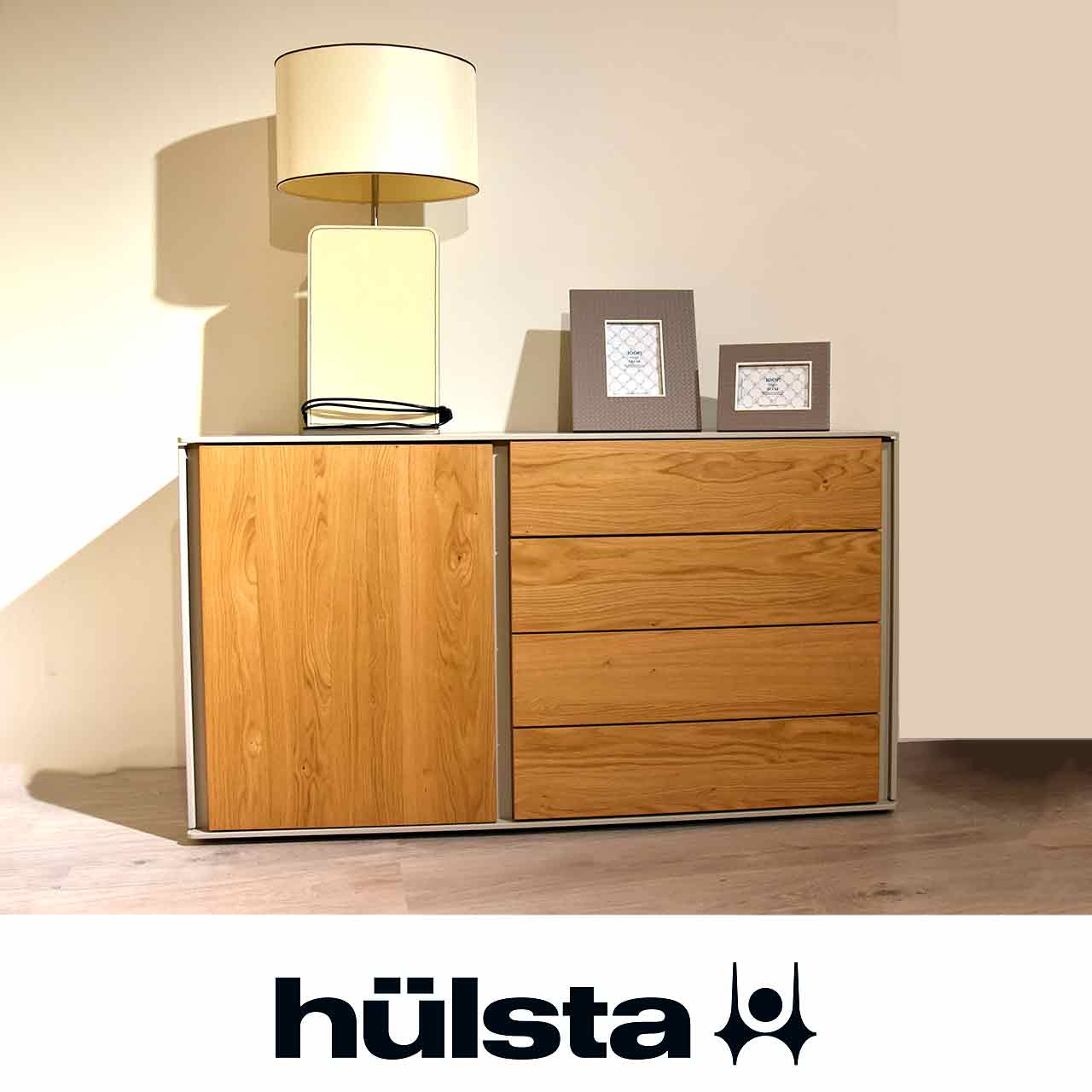 Hülsta Multi-Vidre - Kommode Helle Kommode mit Holzfronten. Links eine Tür, rechts vier Schubladen.