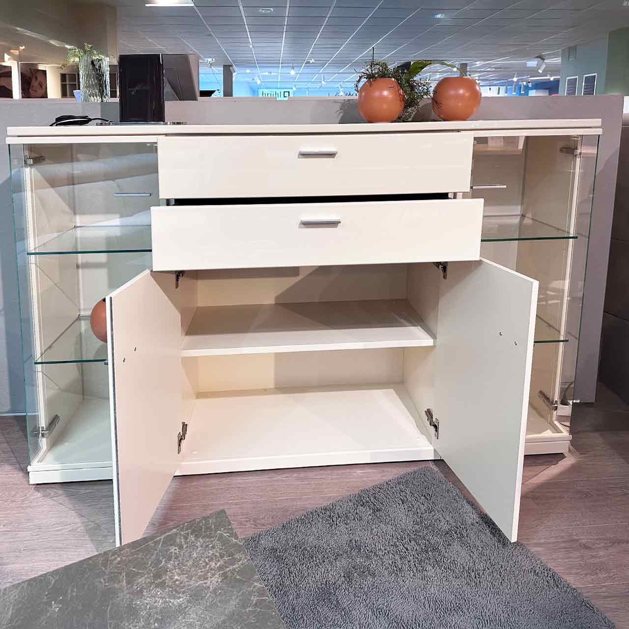 Gleiches Highboard geöffnet , hinter den Türen unten sind zwei Fächer