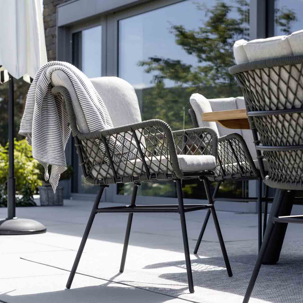 Schöner Wohnen - Gartenstuhl Benett Seitenansicht Gartenstuhl Benett mit Sitz- und Rückenkissen am Esstisch