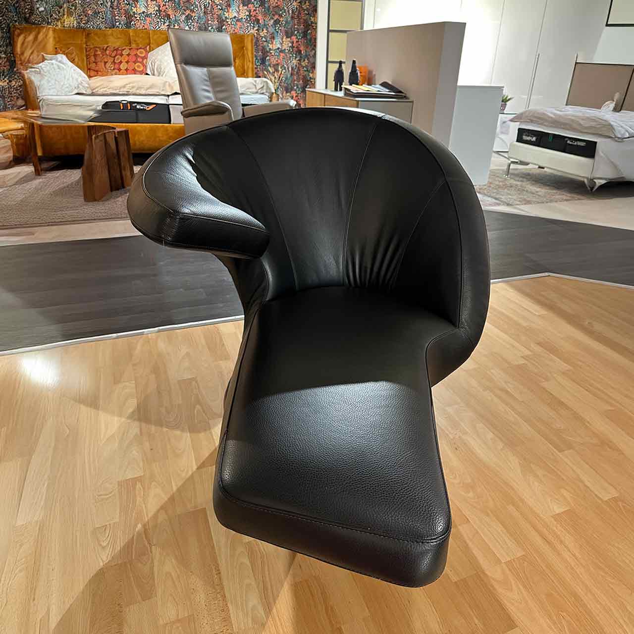 Gleicher Drehsessel aus Frontalansicht.