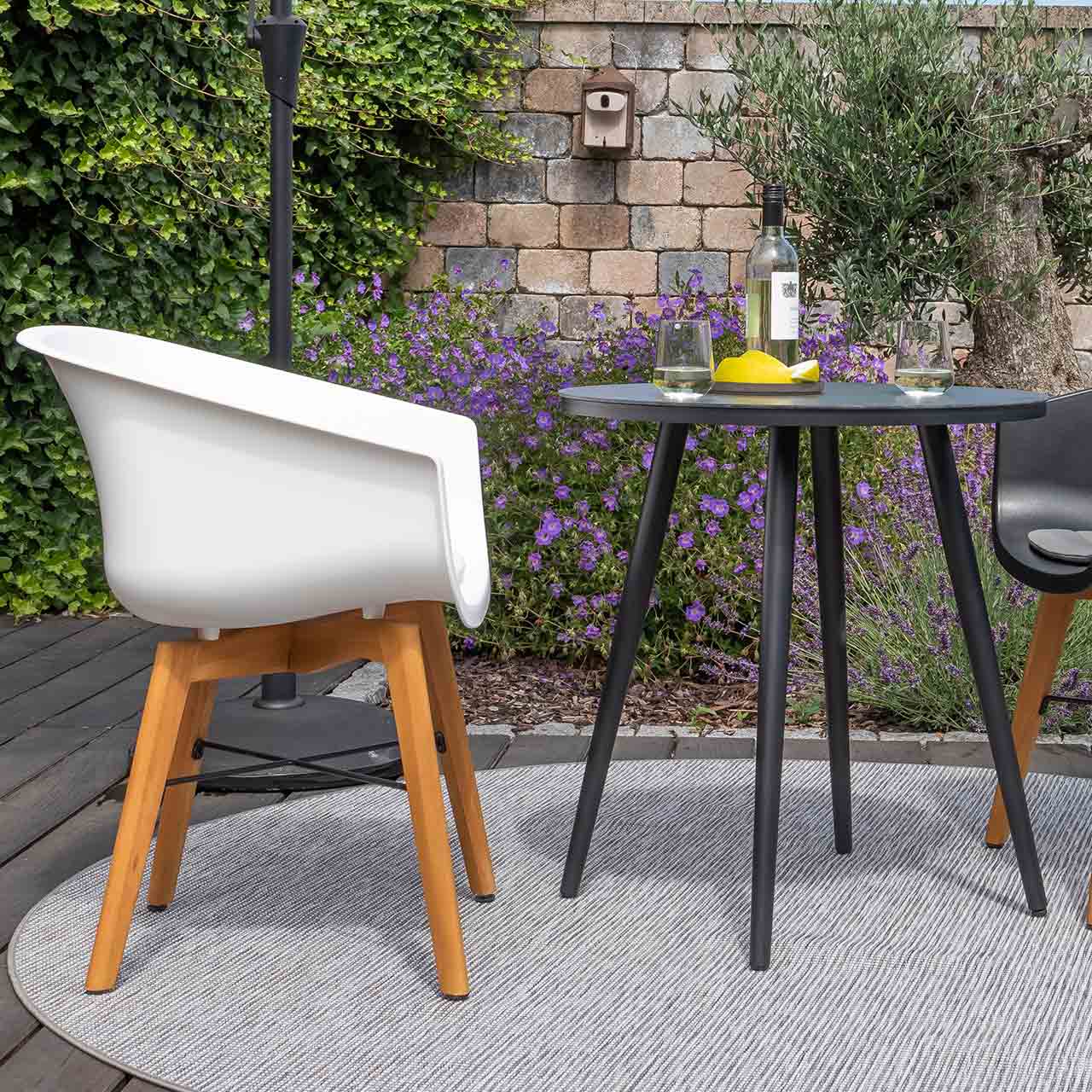 Schöner Wohnen Bistotisch Texel Runder vierbeiniger Bistrotisch mit hochwertiger schwarzer Glas-Keramik Platte. Am Bistrotisch stehen zwei Stühle aus der Serie Texel in Kunstoff Sitzschale in weiß und in Schwarz kombiniert it den wählbaren Buche Untergestell.