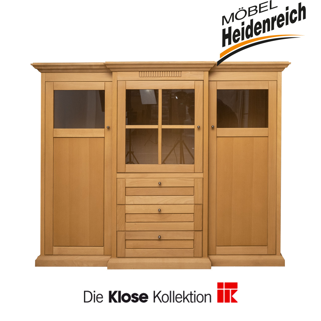 Highboard im altdeutschen Stil mit drei Türen mit Glasausschnitten und drei Schubladen unter der mittleren Türfront.