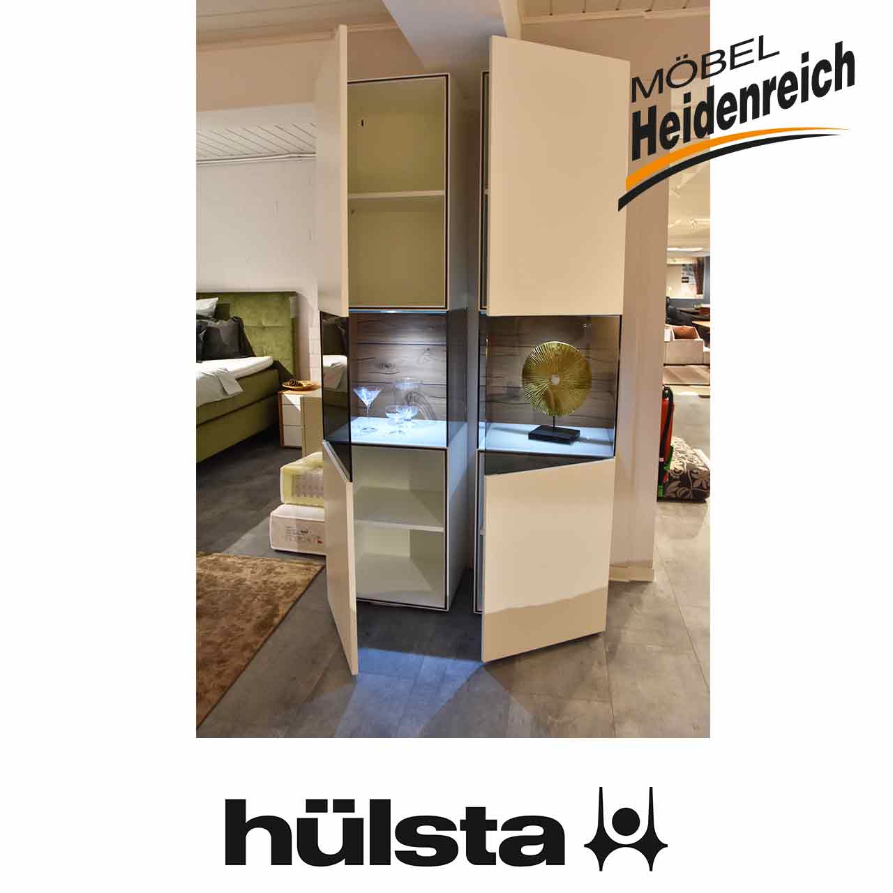Linke Vitrine geöffnet. Hinter der Holz-Glastür befinden sich oben zwei Fächer, darunter der Glasausschnitt, darunter zwei kleinere Fächer.