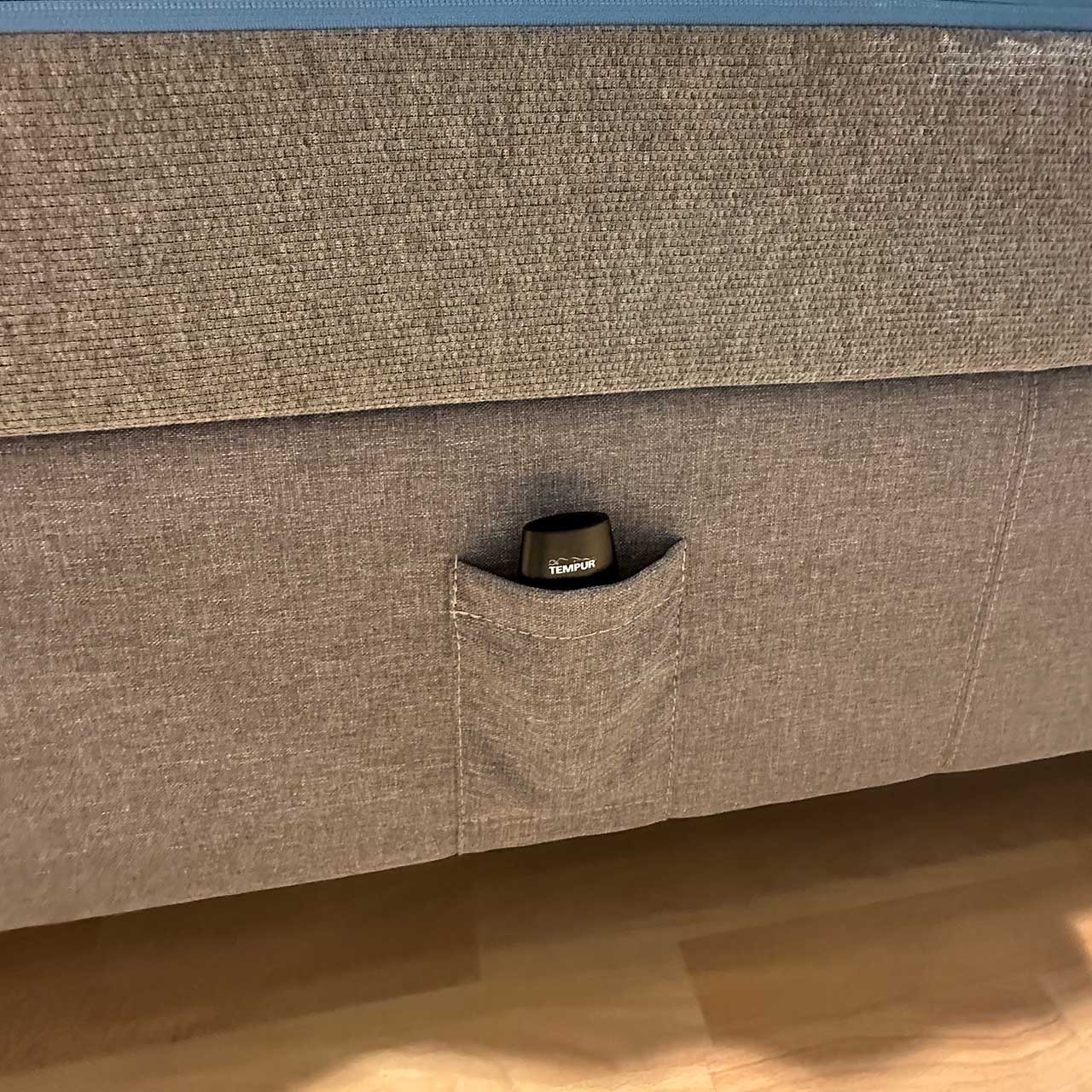 Halterung für die Fernbedienung am Bettrahmen unten, so dass diese nicht verloren gehen kann.