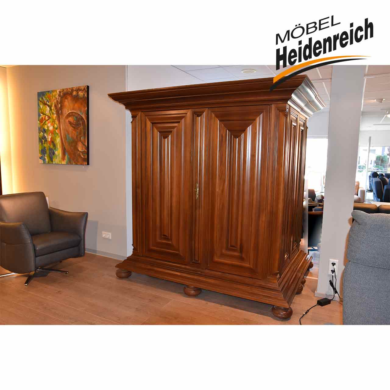 Gleicher Schrank im Möbelhaus Heidenreich stehend.