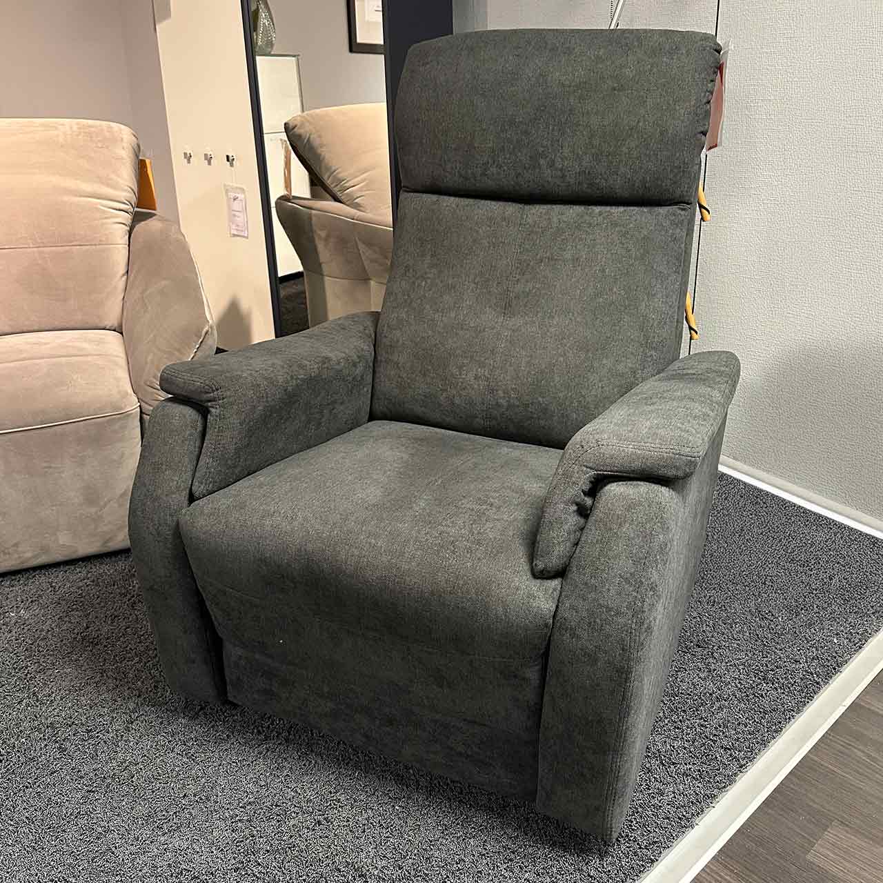 Fernsehsessel aus dunkelgrauem Stoff mit hoher Lehne in Sitzposition.