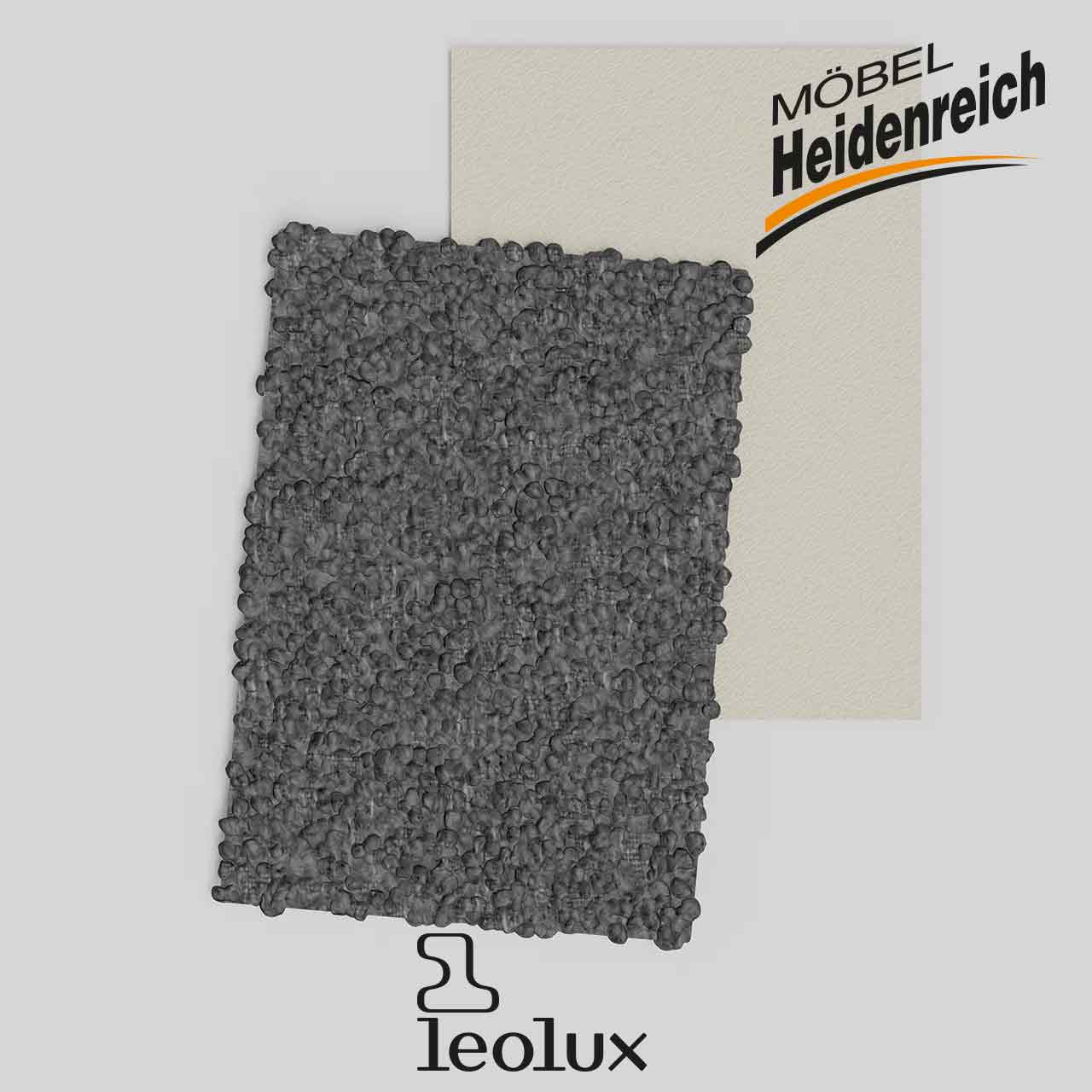 Stoffmuster im Detail: Flauschiges Grau und glattes helles Leder.