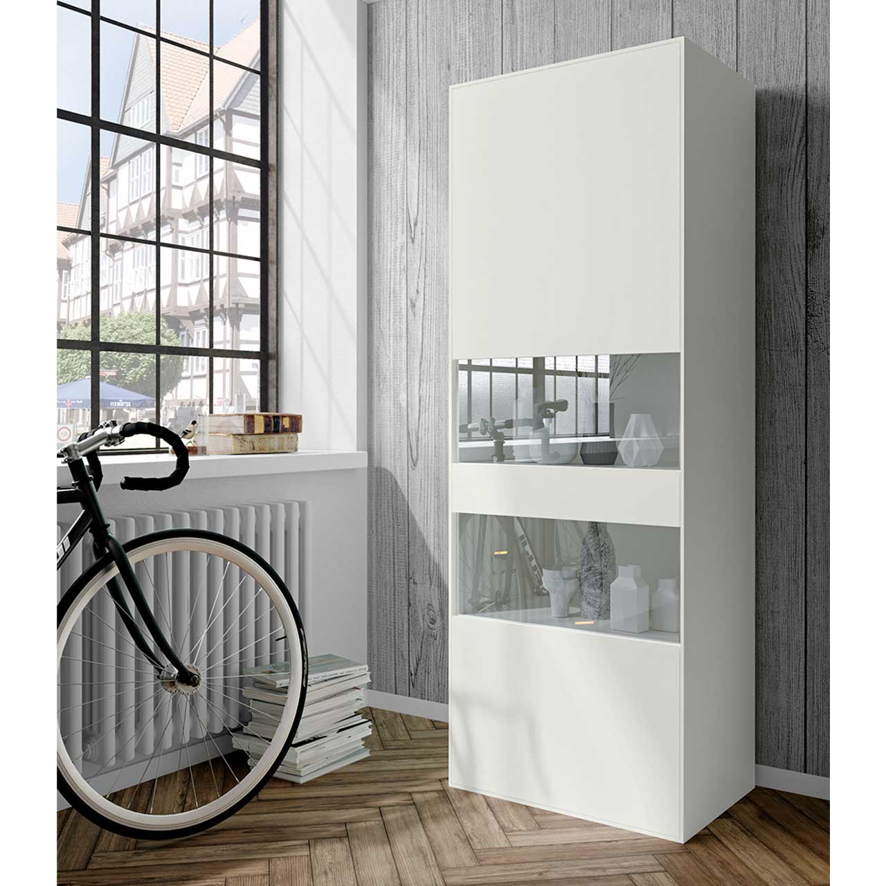 Milieubild: Weiße Vitrine mit zwei Glasausschnitten in der Tür im Wohnzimmer mit Dekoration.