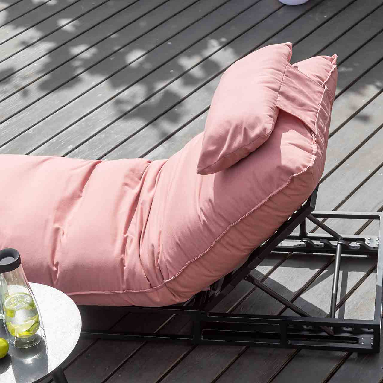 Detailaufnahme der Gartenliege LUNEN im wetterbeständigen Stoff in Raspberry. Es gibt fünf Rückenverstellungen der Liegeposition möglich.