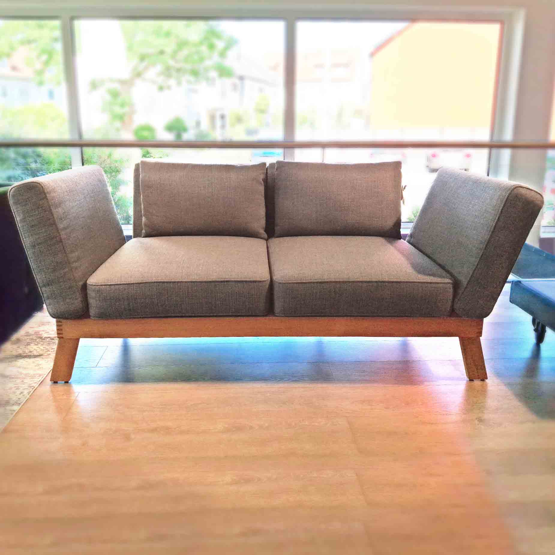 Sofa mit Holzgestell.