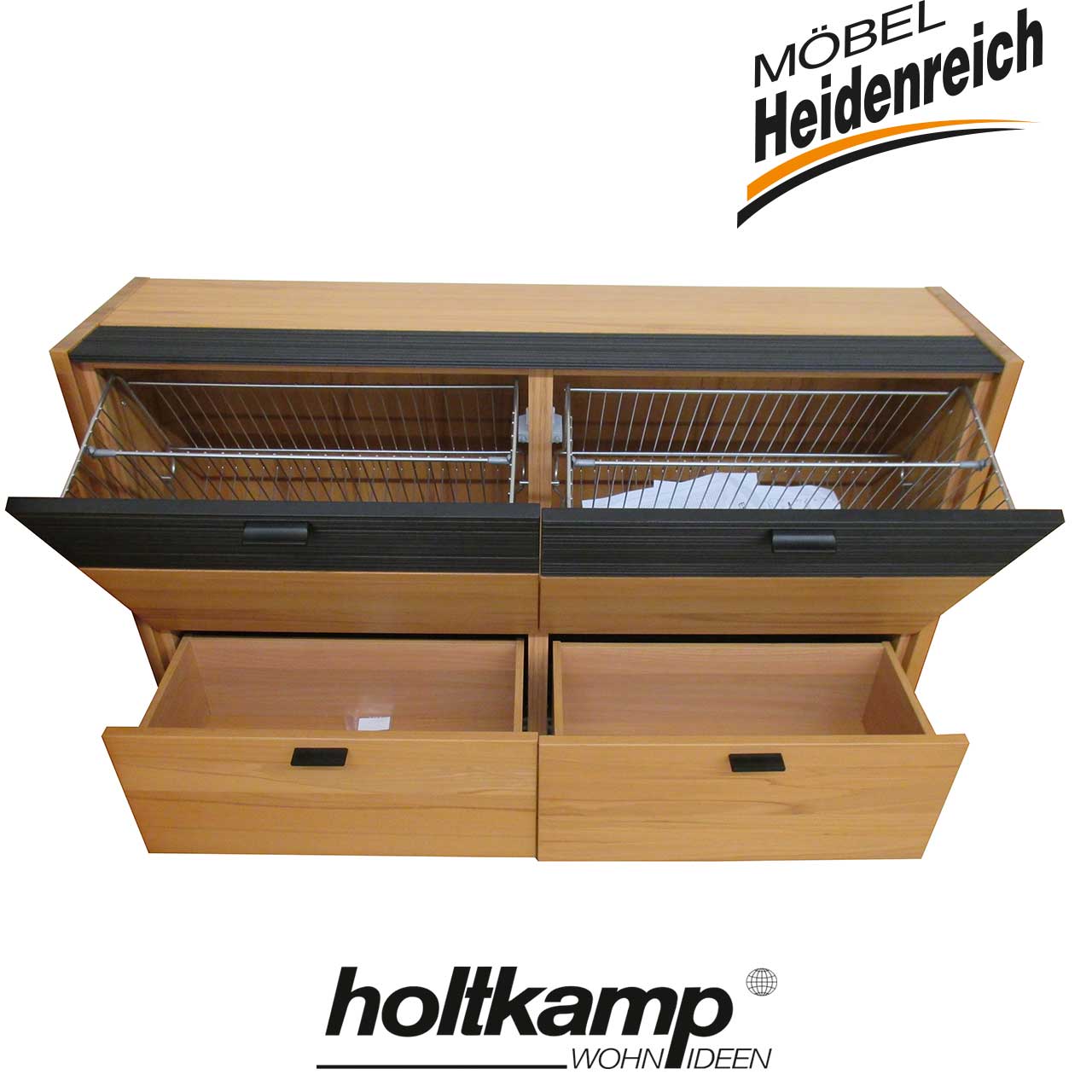 Schuhschrank mit geöffneten Klappen und Schubladen.