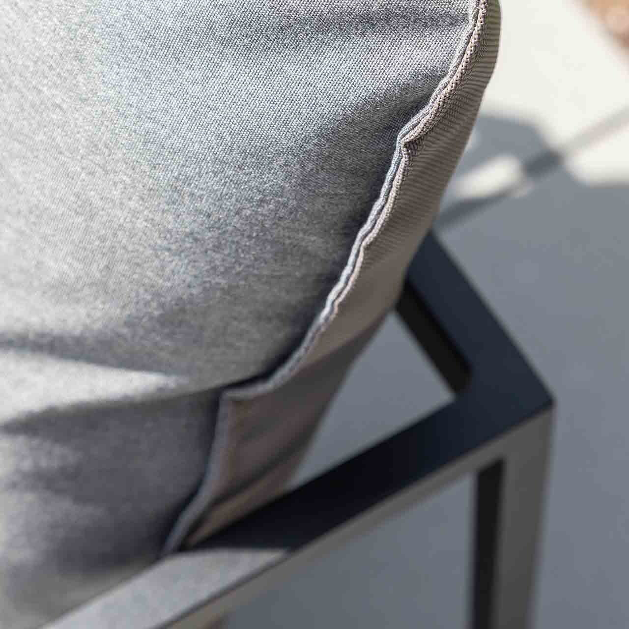 Gartenlounge AMELAND inkl. grauen Sunbrella Sitzkissen. Detailaufnahme vom schwarzen Gestell der Gartenlounge AMELAND.