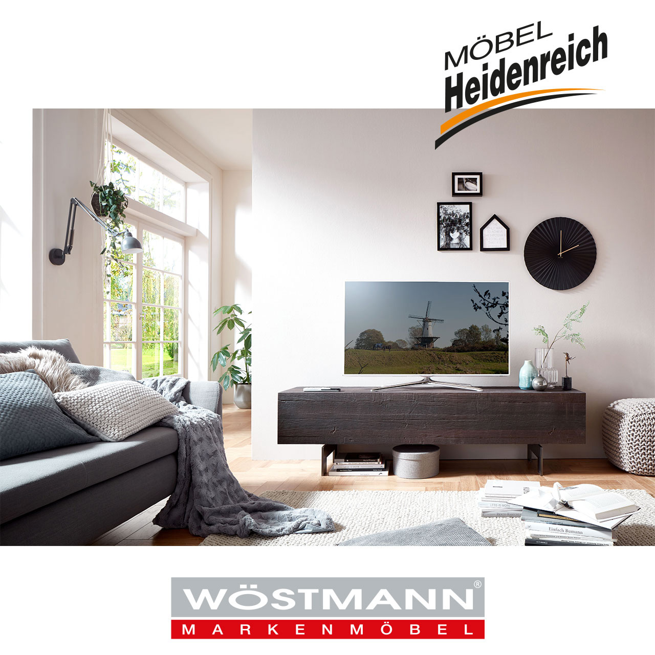 Gleiches Lowboard frontal in einem Wohnzimmer-Ambiente.