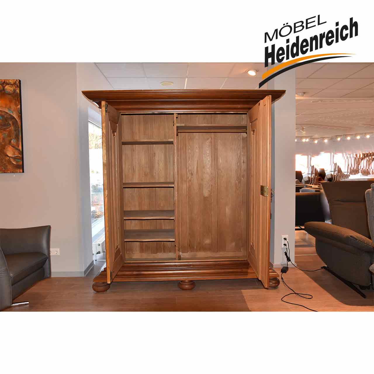 Geöffneter Schrank. Linkes Abteil mit fünf Fächern, rechtes Abteil oben ein Fach, darunter Kleiderstange.