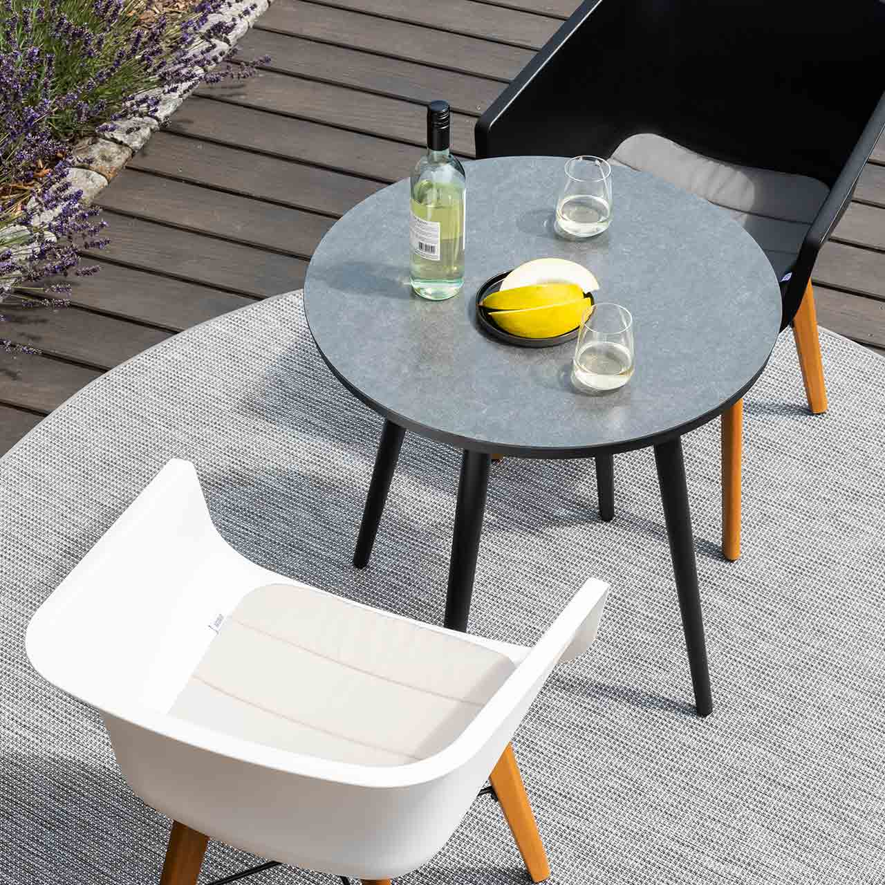 Schöner Wohnen Bistotisch und Stühle aus der Serie Texel Gartengruppe Texel bestehend aus dem vierbeinigen runden Bistotisch mit schwarzer Glas-Keramik und Gartenstühle mit Kunstoffschale hier in weiß und schwarz kombiniert.