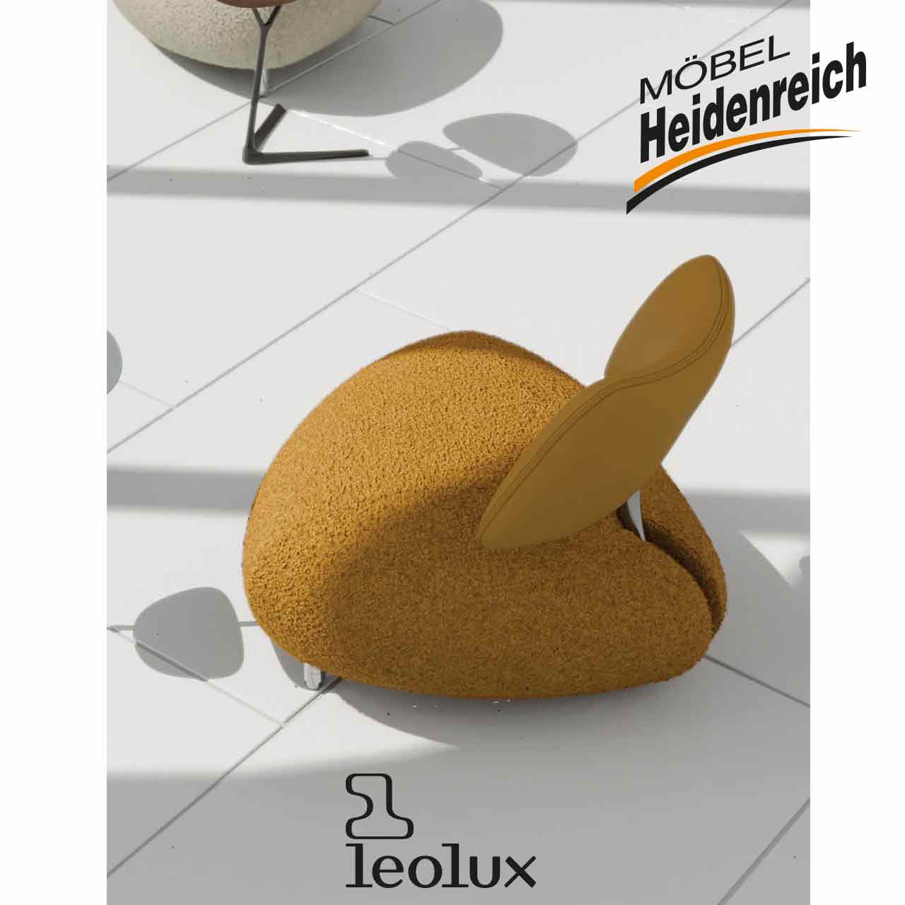 Sessel mit rundem flauschigen Sitz in Gelb mit Lehne aus beigem Leder. Kleine Chromfüße. Ansicht von oben.
