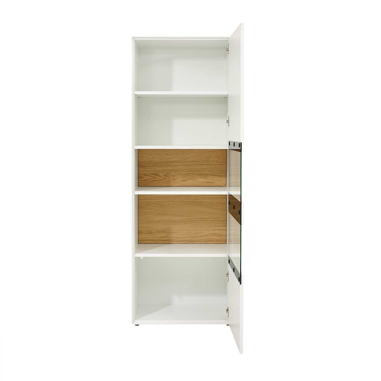 Weiße Vitrine mit Wenderückwand für die zwei Glasausschnitte (Natureiche-Akzent ausgewählt) mit geöffneter Tür. 5 Fächer sind sichtbar.