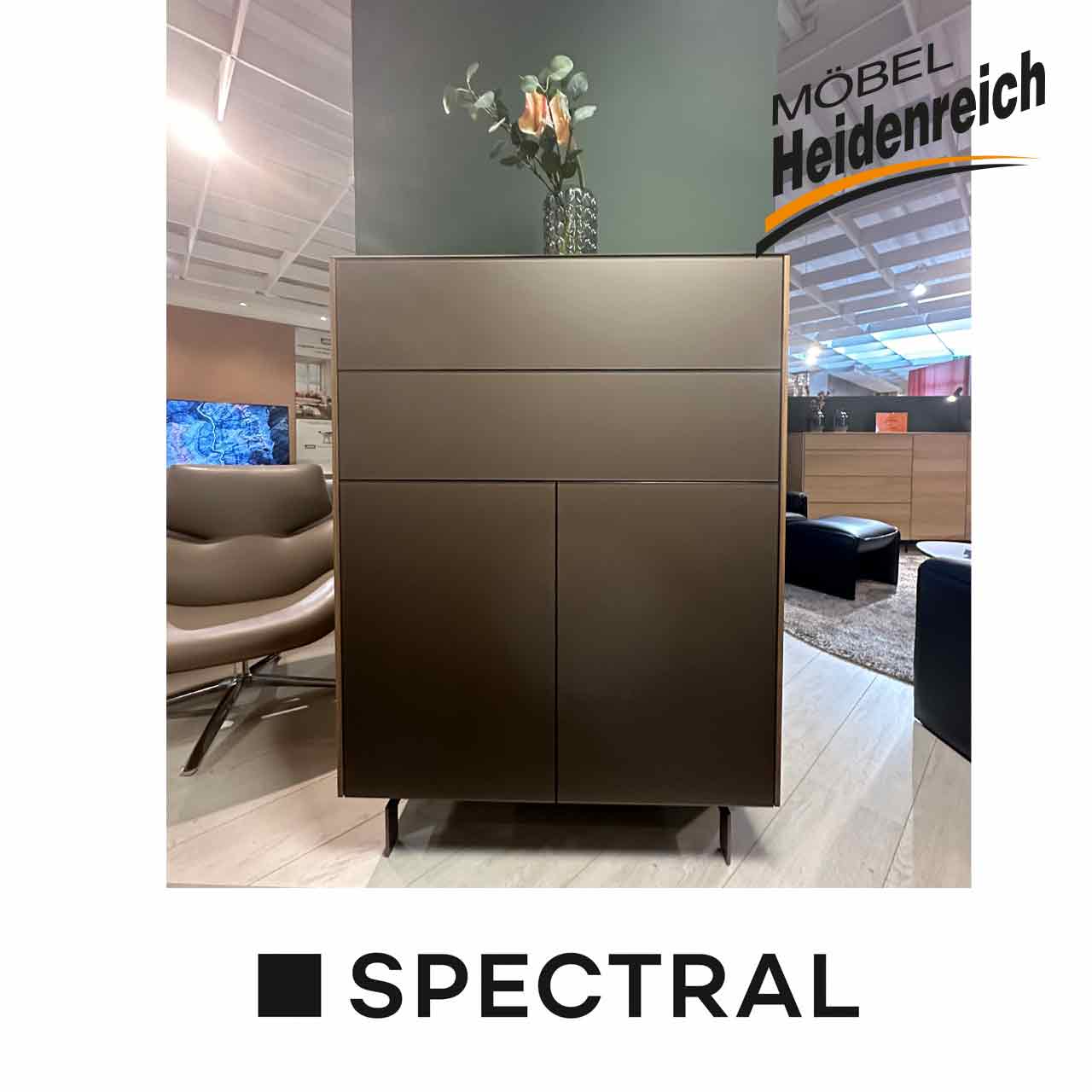 Graues Highboard. Oben zwei Schubladen und darunter zwei Türen.
