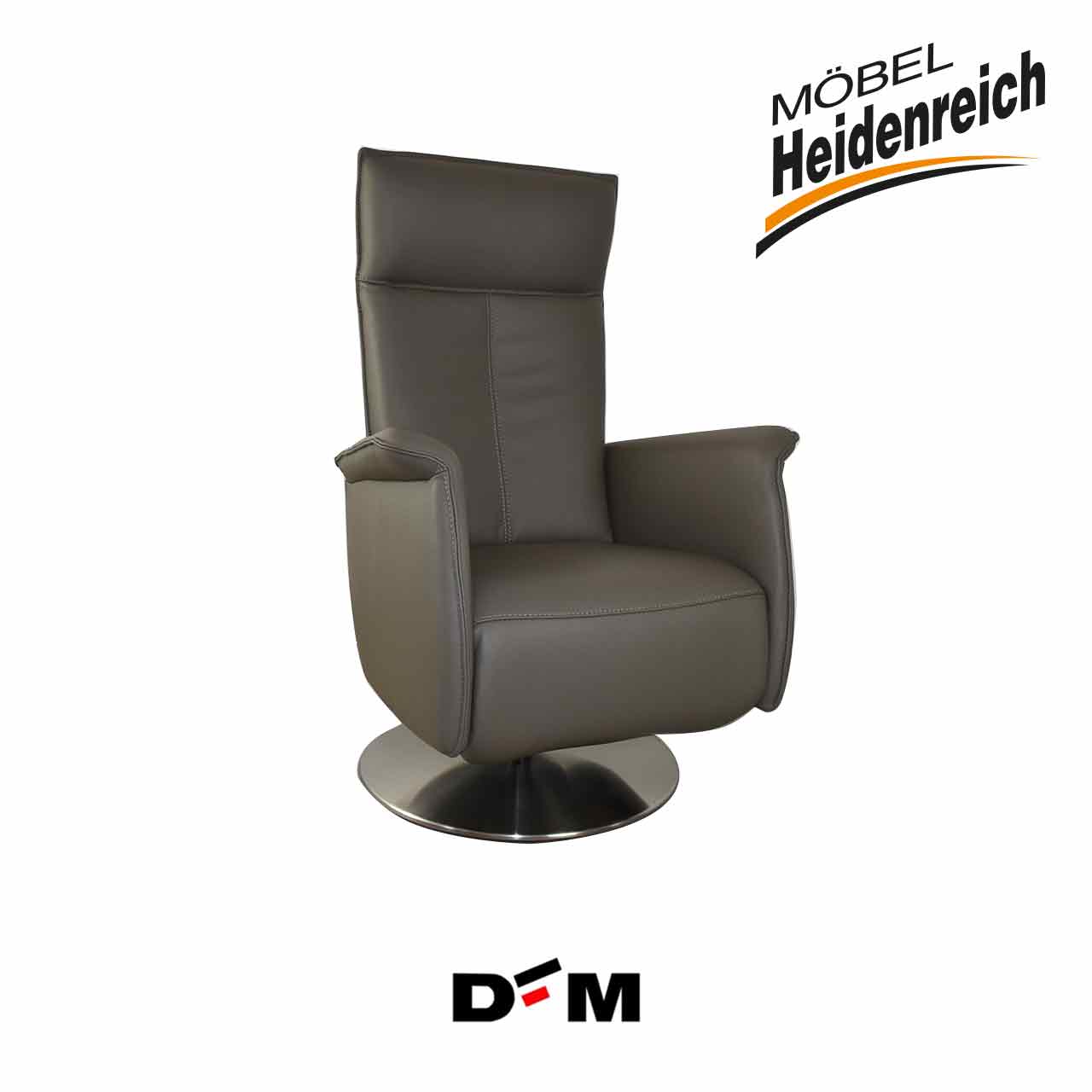 DFM - Relaxsessel Balu Fernsehsessel mit braunem Lederbezug und rundem Tellerfuß Metall glänzend in Sitzposition mit hochgestellter Rückenlehne und eingefahrener Fußstütze..
