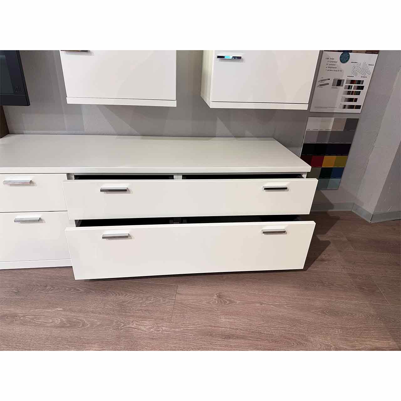 Lowboard mit geöffneten Schubladen rechts