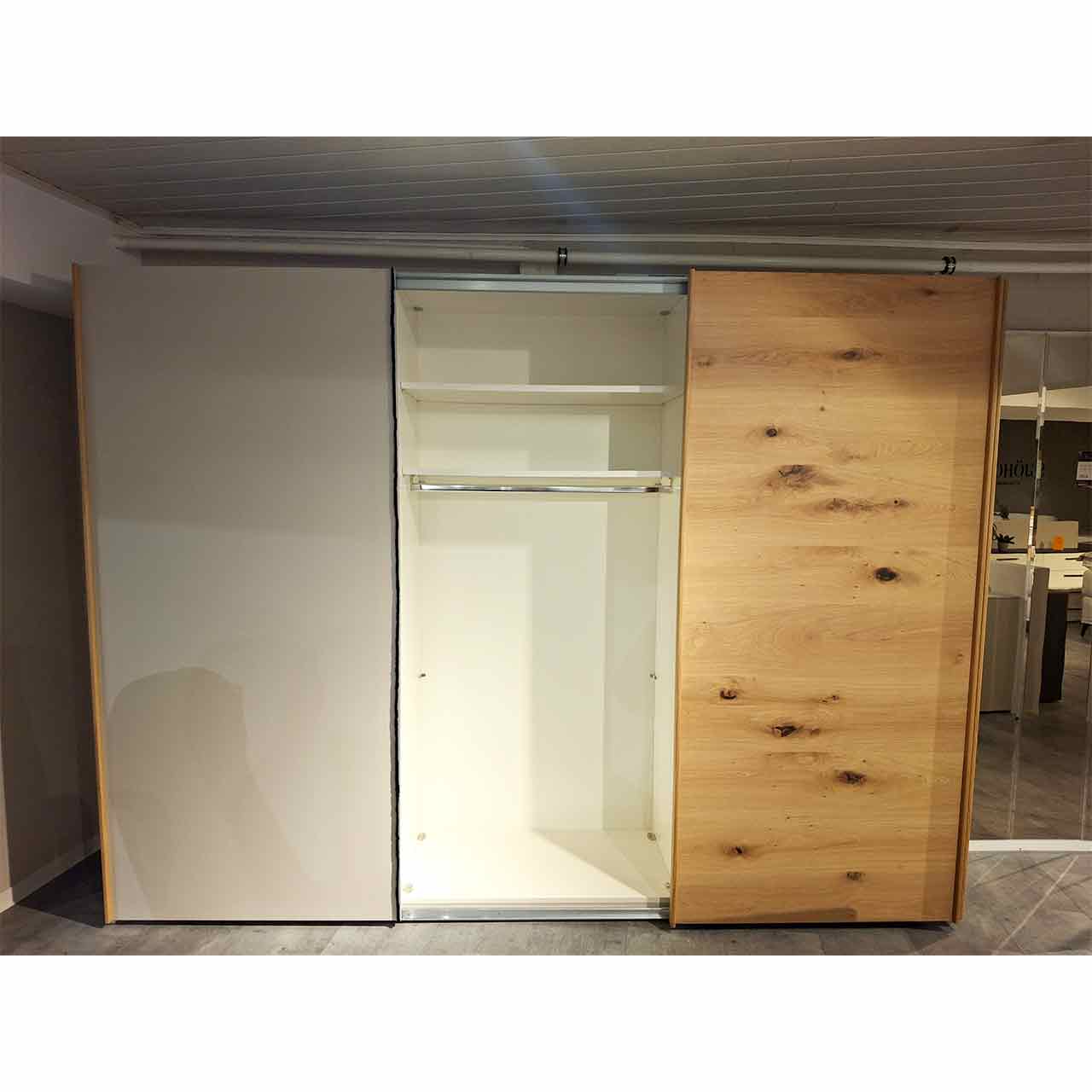 Gleicher Schrank mit geöffneter mittlerer Tür, oben 1 Einlegeboden und 1 Kleiderstange