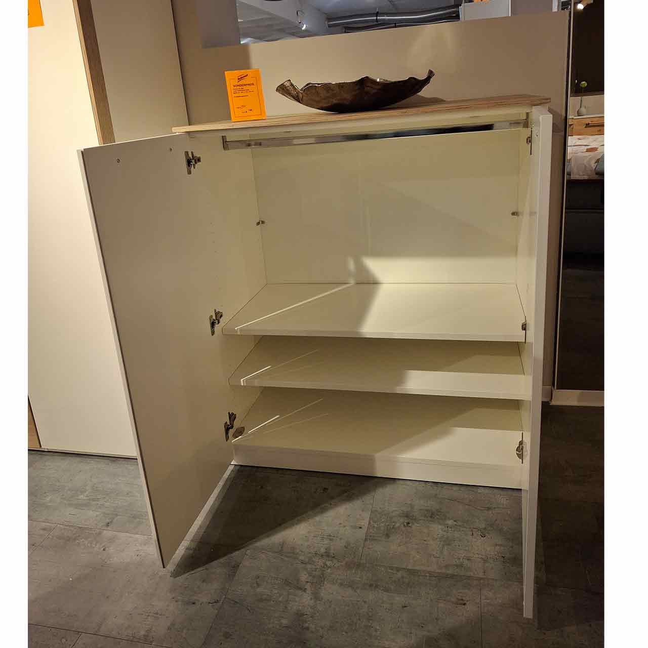 Geöffnete Kommode. Zwei Einlegeböden sind sichtbar.