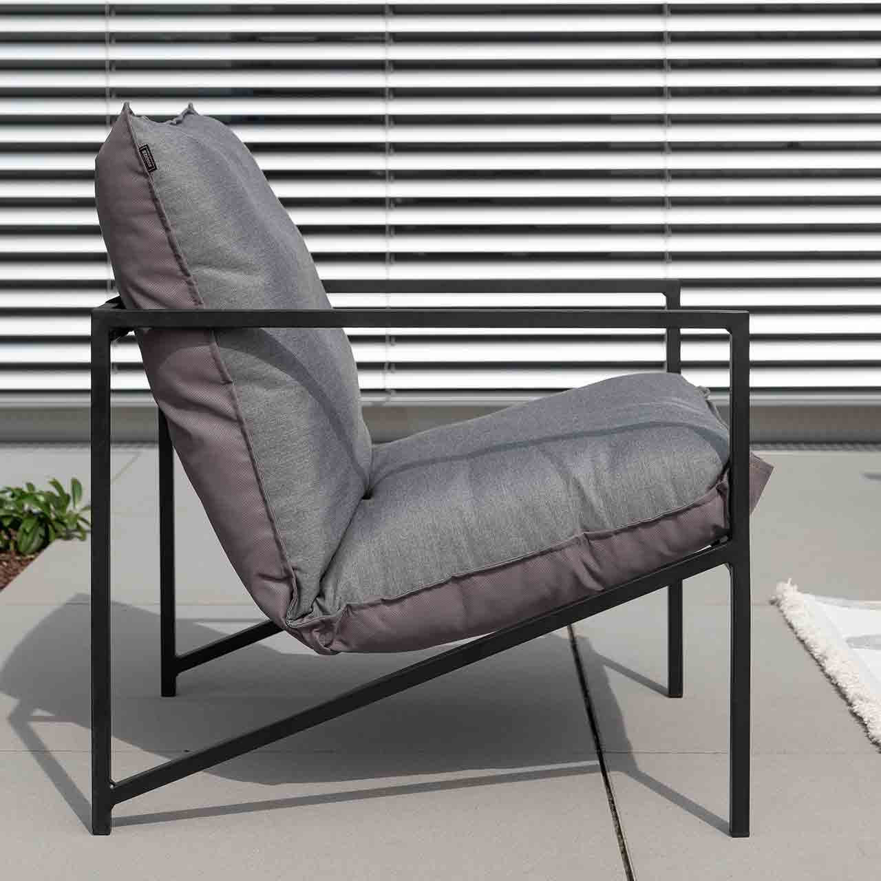 Zweisitzer Lounge AMELAND schwarzes Gestell und wetterbeständigen Sunbrella Bezug. Seitenaufnahme von der zweisitzer Lounge AMELAND schwarzes Gestell und wetterbeständigen grauen Sitzkissen.