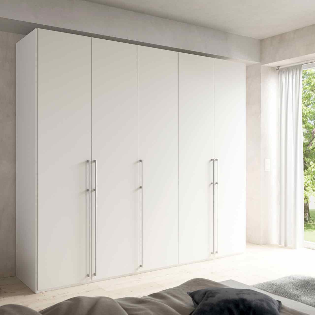 Weißer Kleiderschrank mit fünf Türen.