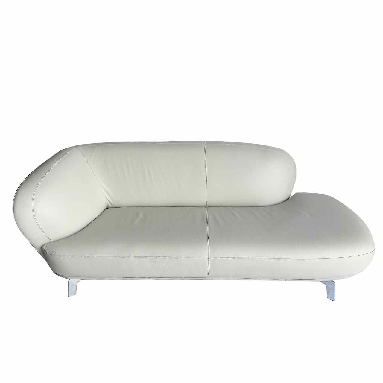 Divan aus hellem Leder mit Armlehne links und polierten Alu-Füßen.