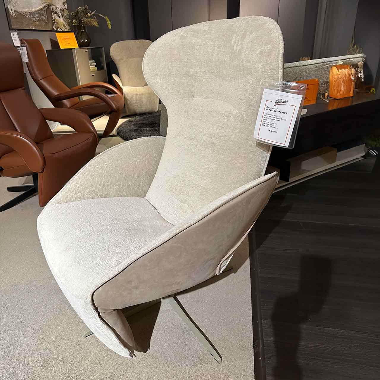 Zweifarbiger moderner Sessel mit Sternfuß, innen heller Stoff, außen Nubuk